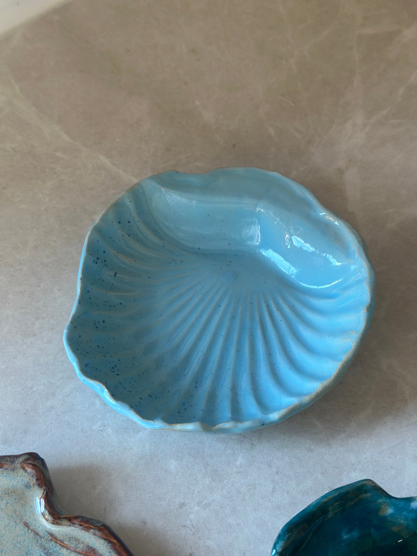 keraaminen simpukka vaaleansin.