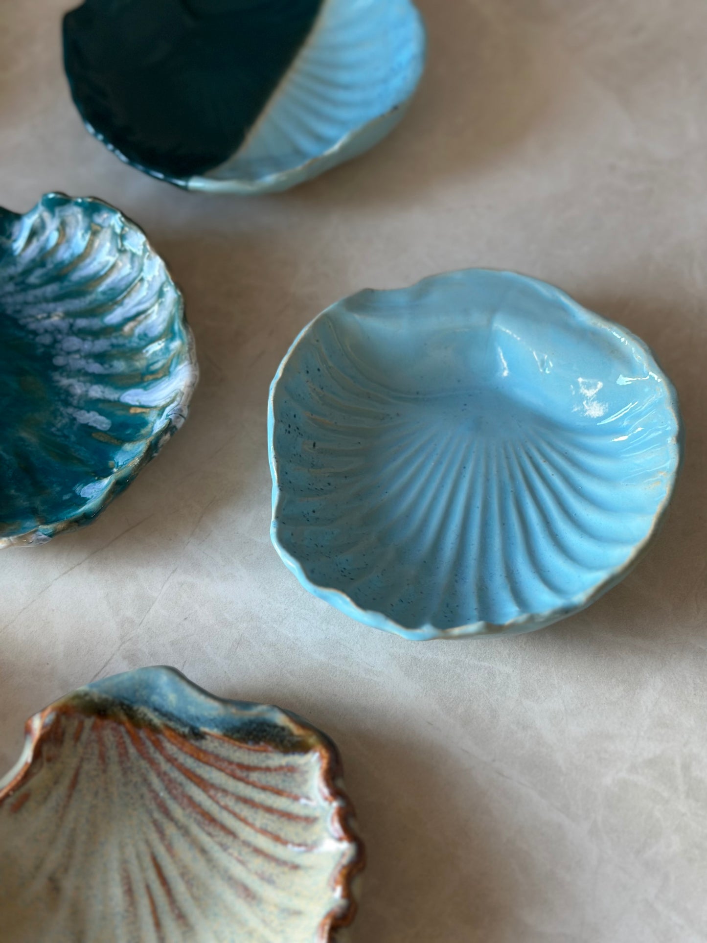 keraaminen simpukka vaaleansin.