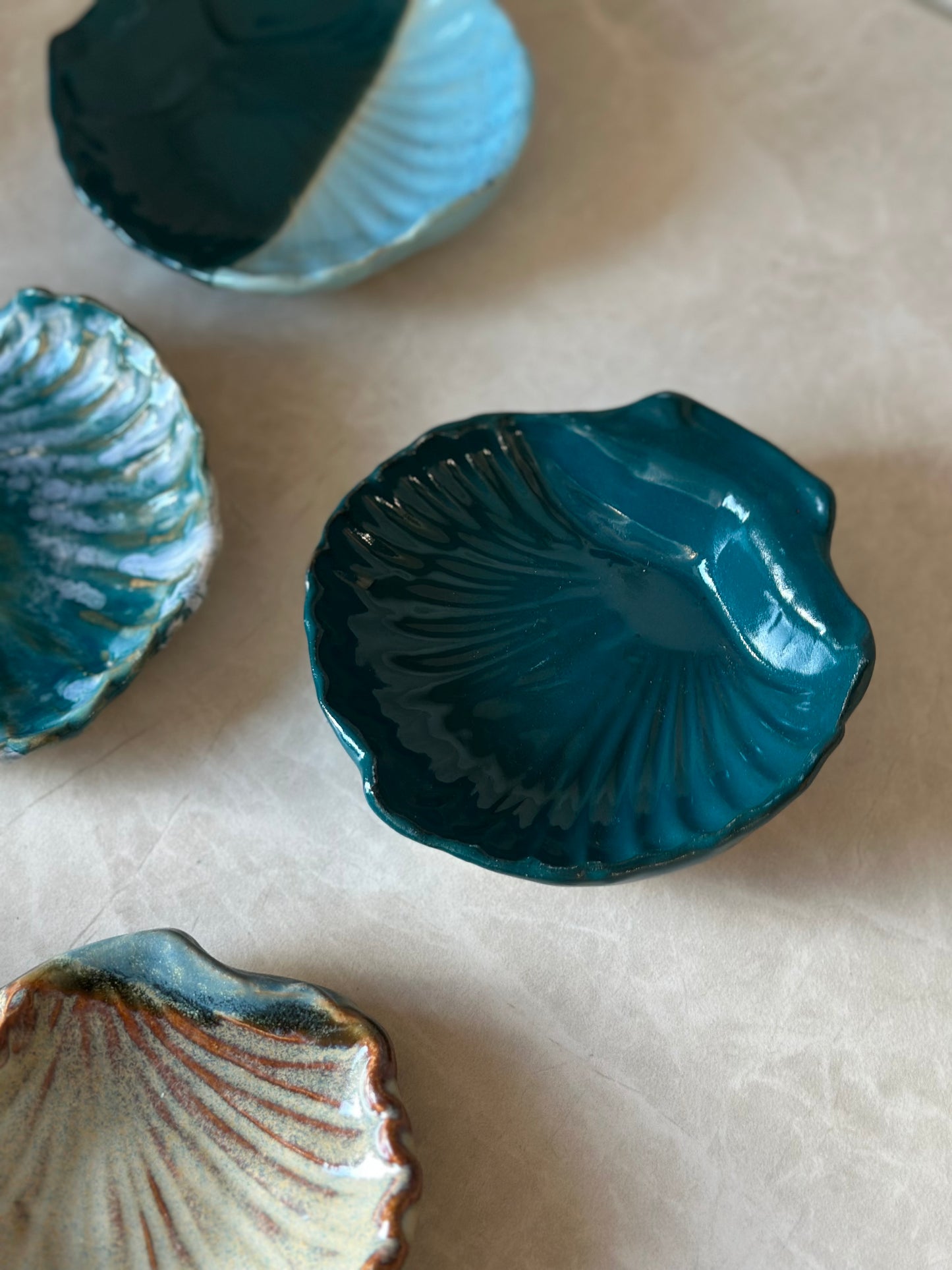 keraaminen simpukka tummanvihr.